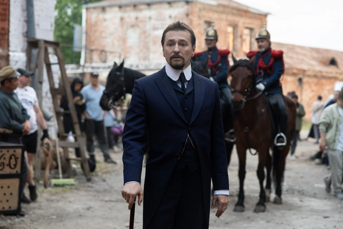 Сериал «Плевако»: атмосфера суда и улиц XIX века, форма жандармов и строгий костюм главного героя.