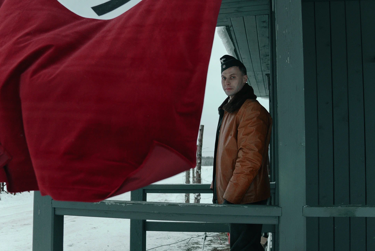 Сериал «По следу зверя» 2025: военная драма, глухая станция и угроза, скрытая за порывами ветра.