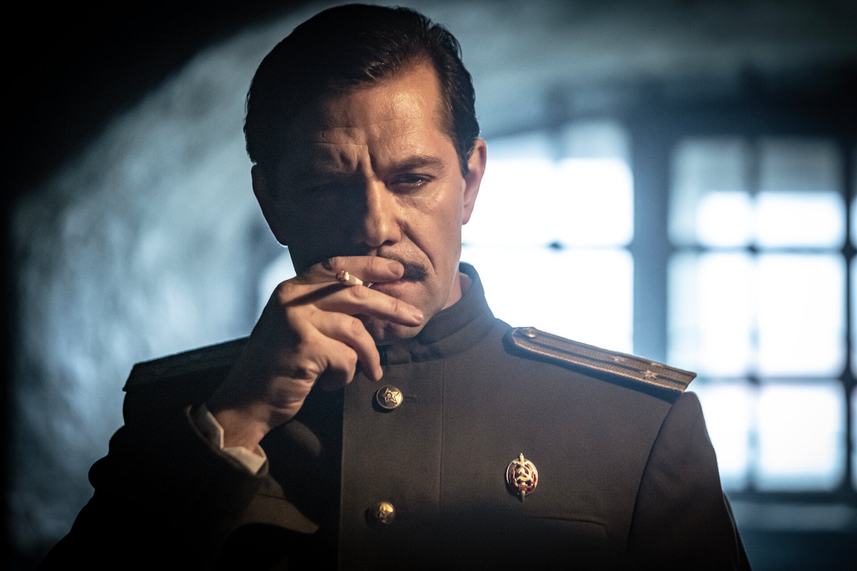 Кадр из сериала «По следу зверя»: офицер в полумраке, символ тяжёлого выбора и ответственности.