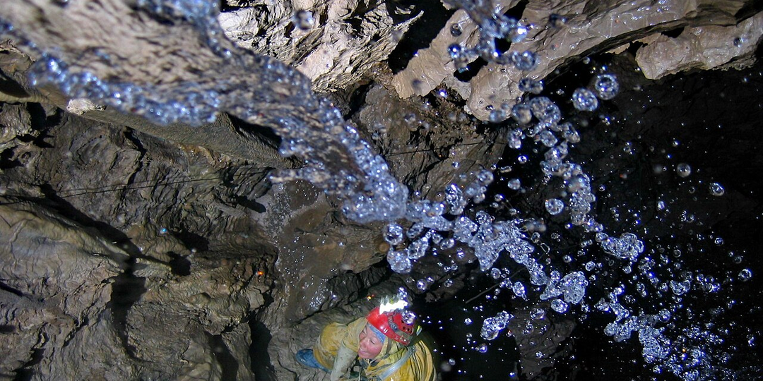 Самая глубокая пещера планеты: спелеологи уходят туда неделями — и не знают, где конец