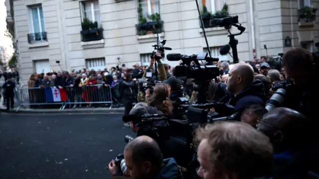 Журналисты и сторонники Саркози собрались у его дома, откуда он отправится в тюрьму СантеАвтор фото,Reuters