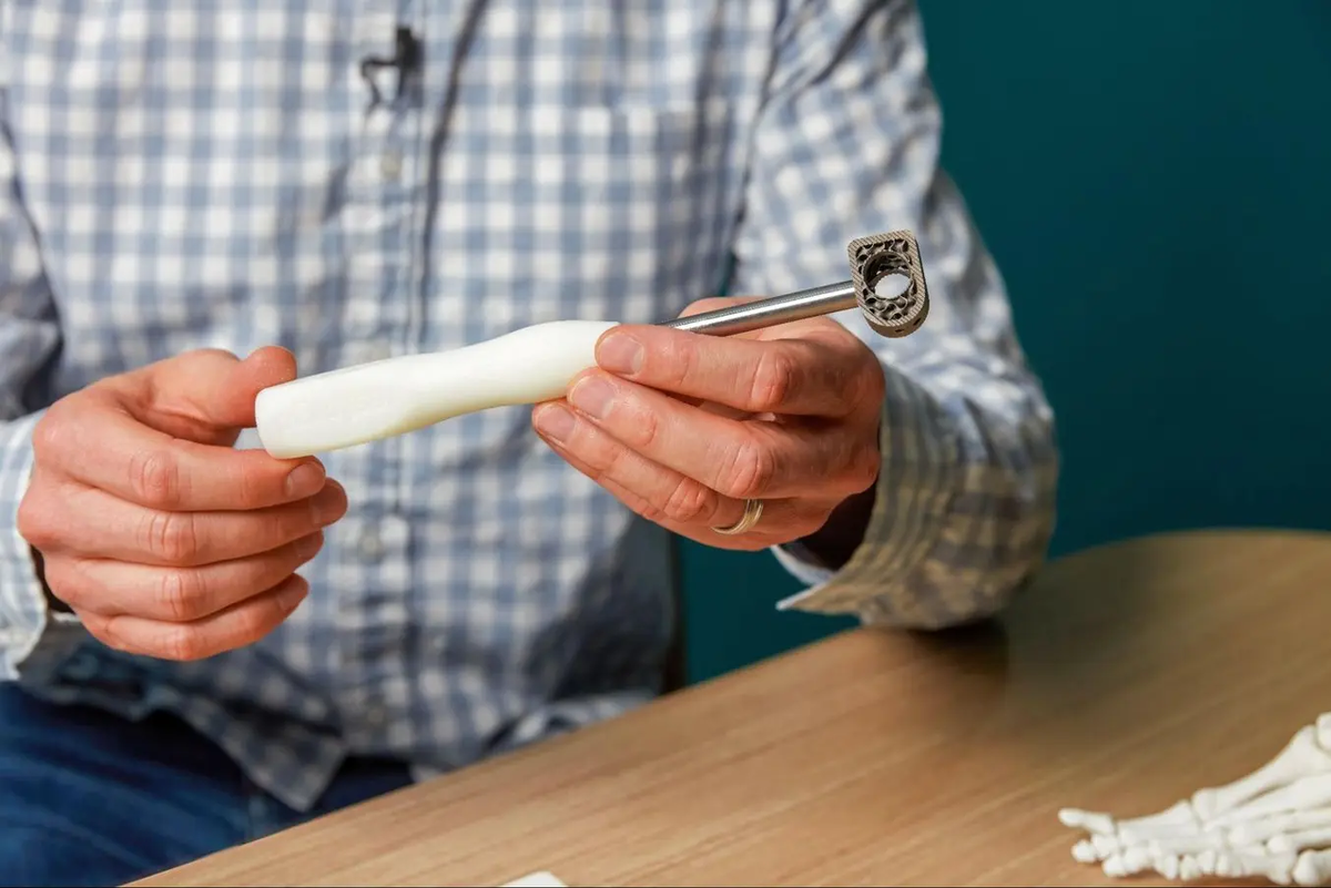 *Одноразовые инструменты restor3d для конкретных процедур сочетают в себе металлические и полимерные 3D-печатные компоненты.*