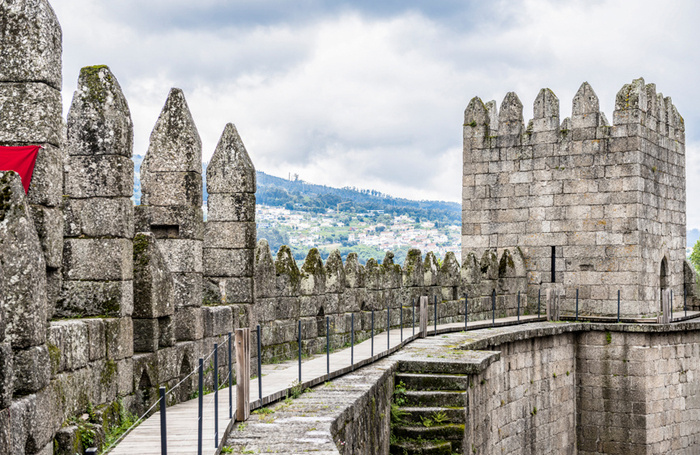    Вид на замок Гимарайнш XI века.Сергей Фролов / Фотобанк Лори