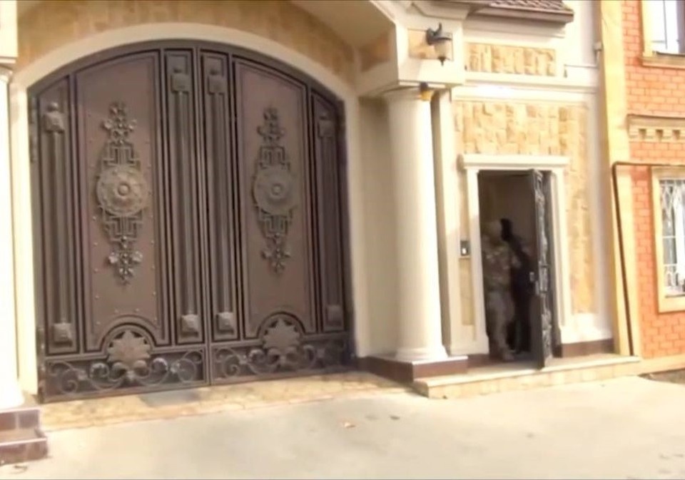 Ворота роскошного особняка чиновника. Фото: стоп-кадр видео