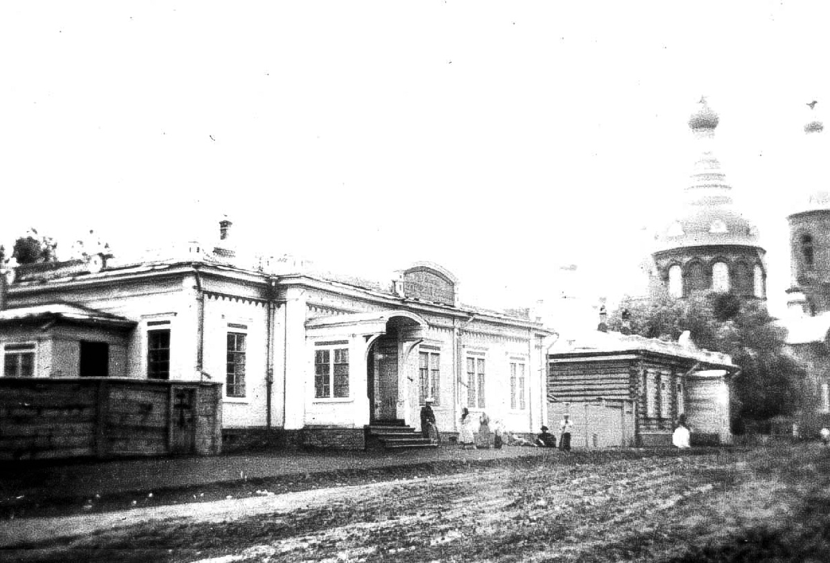 Женское и мужское училища при церкви Александра Невского (сейчас снесены)