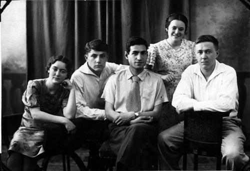 в студенческой компании