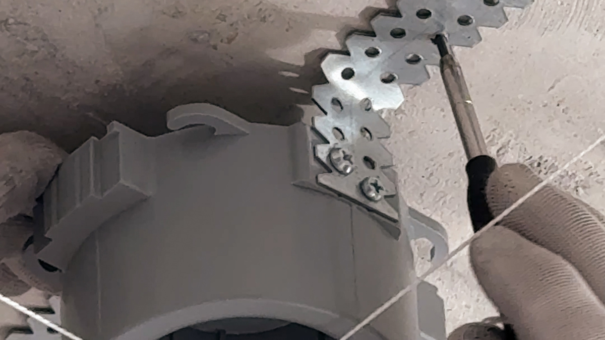 Монтаж начинается с тщательной разметки точек установки. Корпус BH10 является одновременно и светильником, и закладной платформой