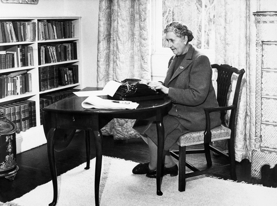 Агата Кристи за работой в своем доме в Девоне, 1946 г.