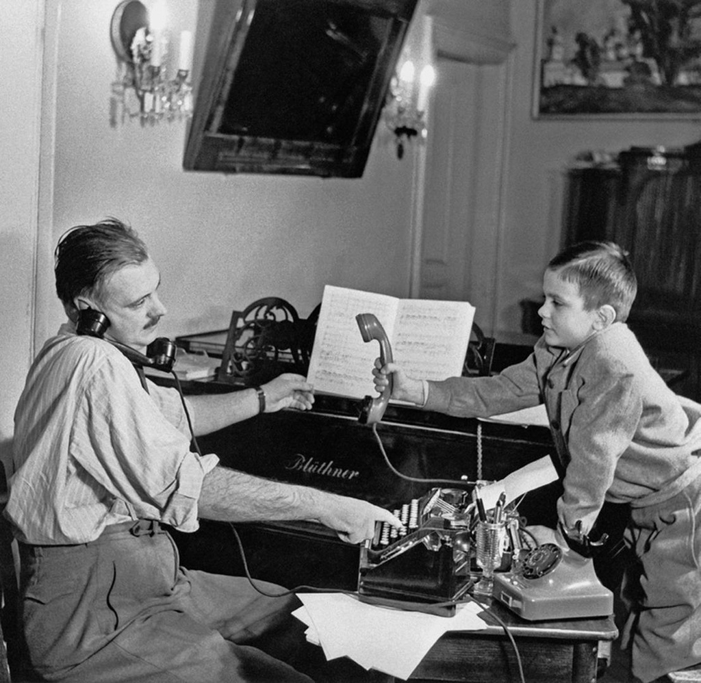 Поэт Сергей Михалков с сыном Никитой. Дмитрий Бальтерманц, 1952 год, г. Москва, МАММ/МДФ.