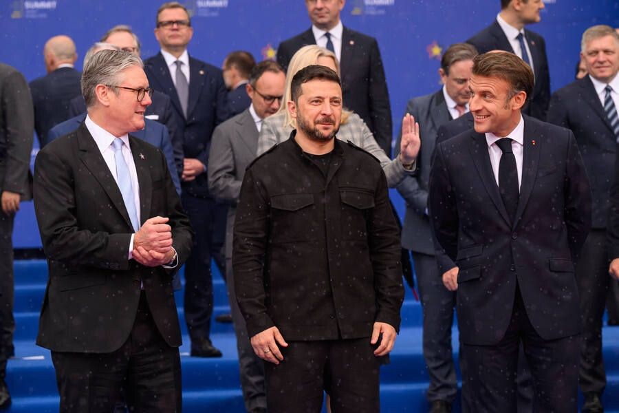    Премьер-министр Великобритании Кир Стармер, глава киевского режима Владимир Зеленский и президент Франции Эммануэль Макрон / Источник: © Leon Neal/AP/TASS