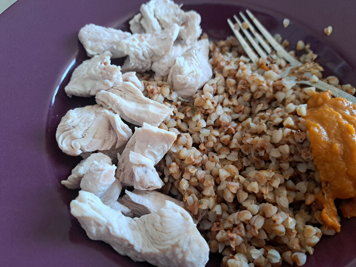 Мой обычный, полезный приём пищи)) здесь где-то 45 гр.белка. 30 гр в индейке, 15 гр. в гречке. Стараюсь такое есть хотя бы 1 раз в день. Остальную норму добираю другими продуктами. Хочется разнообразия))