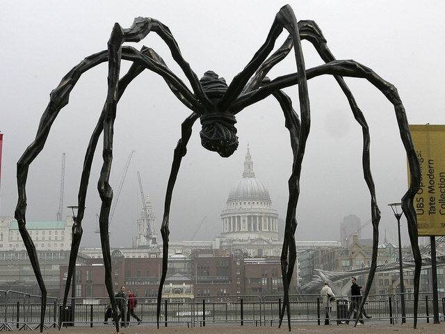  Эта скульптура одна из 6 бронзовых отливок художницы. Галерея современного искусства Тейт Модерн в Лондоне.