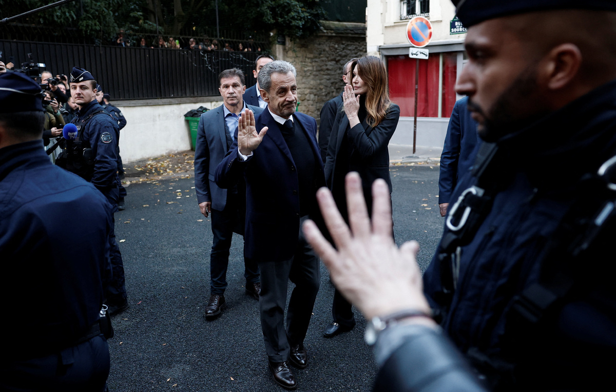    Николя Саркози (в центре)  REUTERS/Benoit Tessier