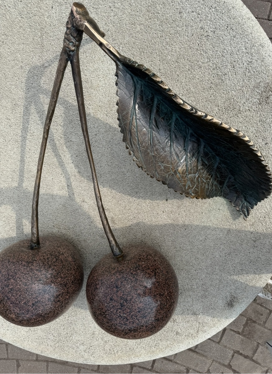 Памятник «Владимирской вишне». Фото автора. Владимир 2025 г.

На месте этой фотографии, сделанной во время командировки во Владимир, по моему замыслу должна была быть другая фотография - Владимирского централа- но не срослось((
Когда вместе с местными коллегами, провожавшими меня до вокзала на «Ласточку» в Москву, мы пробегали мимо проходной известной теперь уже широкому кругу жителей нашей страны после песни Михаила Круга тюрьмы, и я вытащила телефон, чтобы сделать фотку, мне сказали, что через минуту нас всех «упакуют» на месте и пока будут разбираться, на свой поезд я точно опаздаю.
Конечно, я расстроилась, но закон надо исполнять, а именно: часть 5 статьи 24 Уголовно-исполнительного кодекса РФ гласит «кино-, фото- и видеосъемка объектов, обеспечивающих безопасность и охрану осужденных, осуществляется с разрешения в письменной форме администрации учреждения или органа, исполняющего наказания».
Конечно, можно было вернуться на 50 метров назад и сфотографировать здание Фрунзенского районного суда, со второго этажа которого в свое время «сиганул», совершая побег, видный революционер Михаил Фрунзе, но так быстро перестроиться я не смогла))
В связи с этим, предлагаю только ссылку на песню

https://music.yandex.ru/album/11277?ysclid=mh0402xe6o558282834
Подписывайтесь на мой канал в Дзен и телеграм https://t.me/goodatpravo
