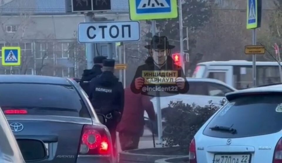    Полицейские и пенсионерка. Источник: кадр видео, t.me/incident22