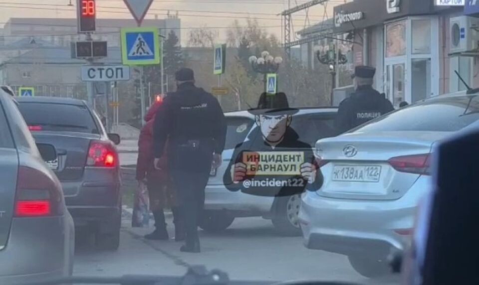    Полицейские и пенсионерка. Источник: кадр видео, t.me/incident22