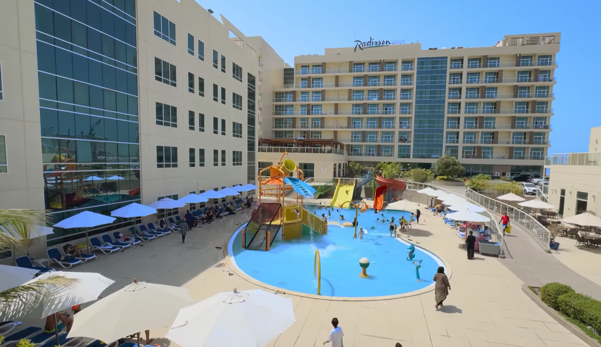 Внутренний двор отеля с горками. Для детей есть горки с бассейном.