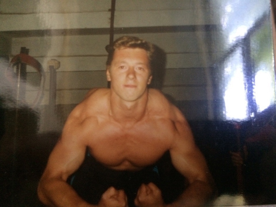 Получается что в 18 лет я уже всего достиг ? Можно дальше манипулировать с водой углеводами и тыкать всем своё тело как доказательство профессионализма? Одна проблема , тогда не было соревнований по пляжному бодибилдингу. 80-82 кг.