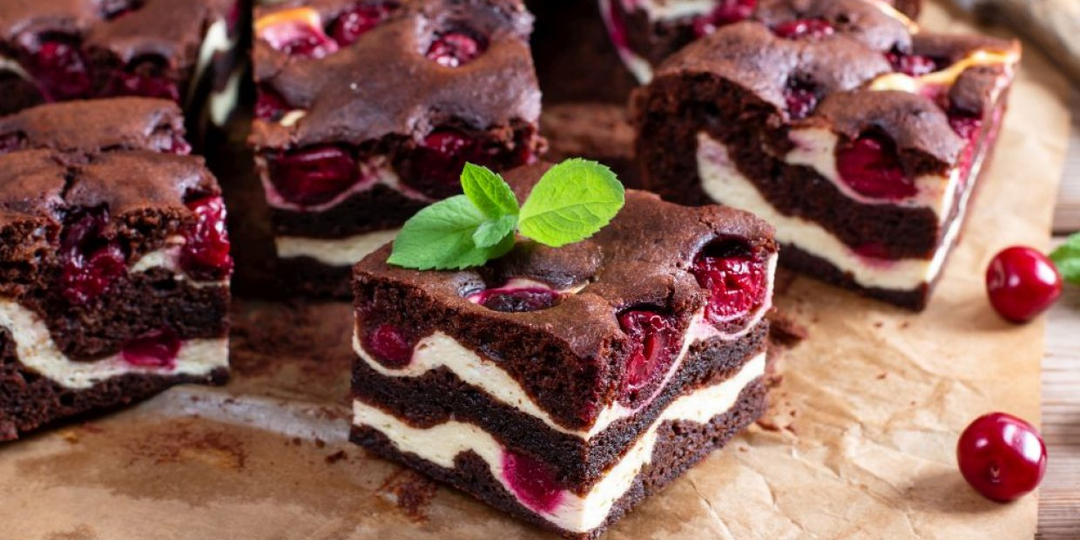 Брауни с творогом и вишней: нежный десерт с характером