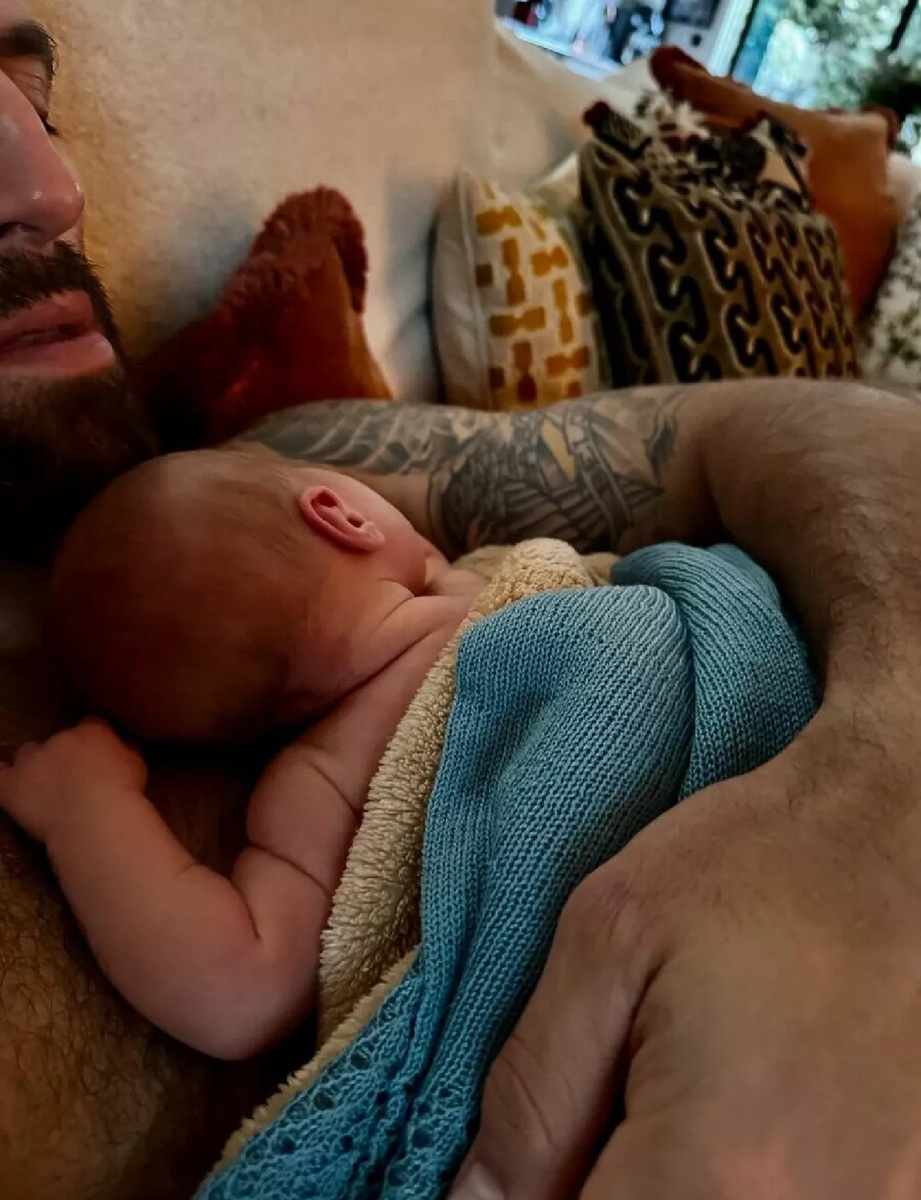     Пол Рэбил с новорождённым малышом. Фото: Instagram (Запрещён в РФ) @paulrabil