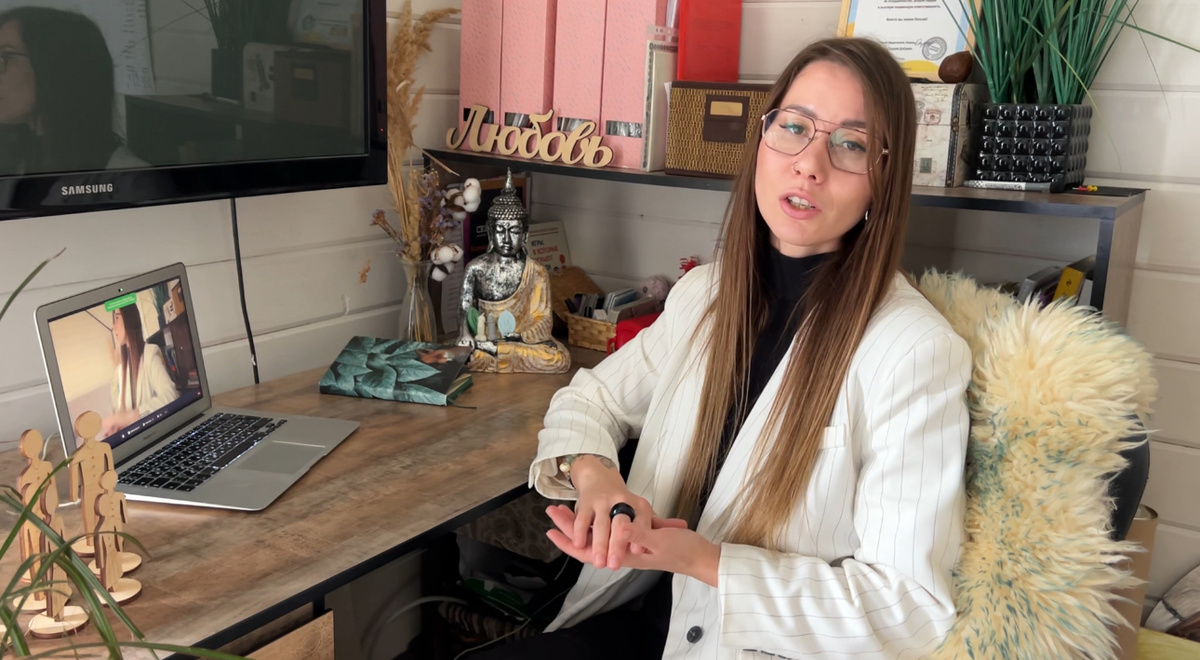 Психолог Ксения Море. Эксперт по семейным и бизнес-отношениям. Магистрант направления «Психология личности». Семейный терапевт, специалист по системным расстановкам (по Б. Хеллингеру).
Бизнес-психолог, спикер конференций, автор интенсивного подхода в психотерапии.