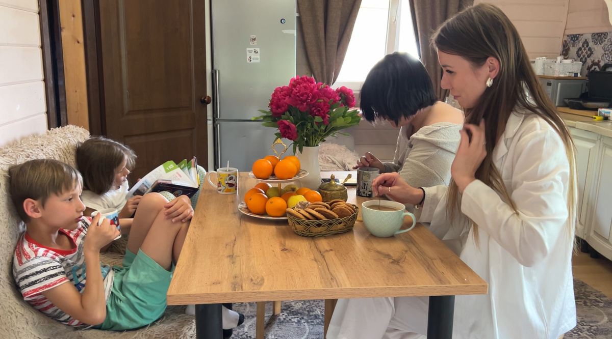 Так формируется нейронная связь: «Меня любят, когда я удобна и полезна. Мои собственные желания и потребности — это помеха для любви». Ребенок усваивает, что его ценность — условна. Ее нужно постоянно заслуживать, обслуживая чужие интересы. Повзрослев, эта девочка продолжает жить по тому же принципу, только декорации меняются.