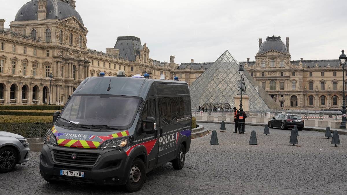    Сотрудники полиции перекрыли вход в Лувр после ограбления / Фото: Thibault Camus / AP / ТАСС, Louvre museum