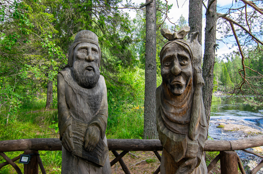 Персонажи карельского фольклора возле Рускеальских водопадов. Фотография: Господин Никто / фотобанк «Лори»