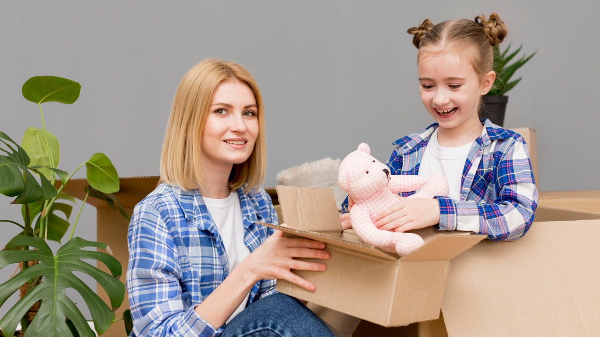 источник фото: https://ru.freepik.com/free-photo/family-moving-new-house_8622764.htm#fromView=search&page=1&position=2&uuid=77b369a9-3f2d-4a56-88ed-e4d8f103270b&query=у+ребенка+забирают+игрушки