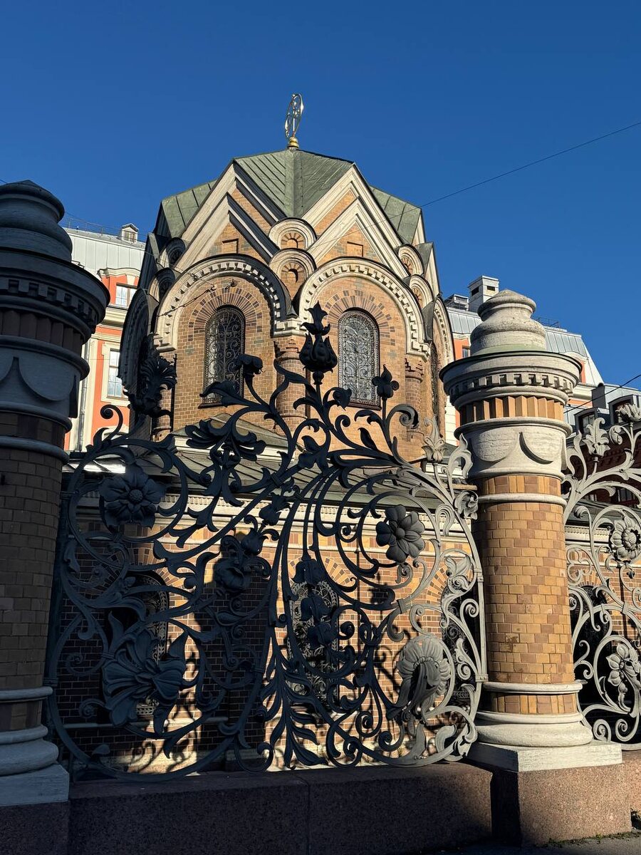 Часовня напротив Спаса на Крови, в которой проходит выставка