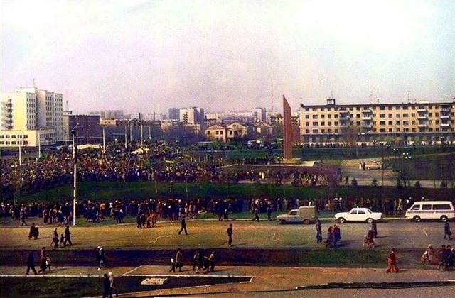 12 апреля, 1986 года - открытие памятника в честь 25-летнего юбилея полета советского человека в космос - источник "Уходящiй Оренбургъ"