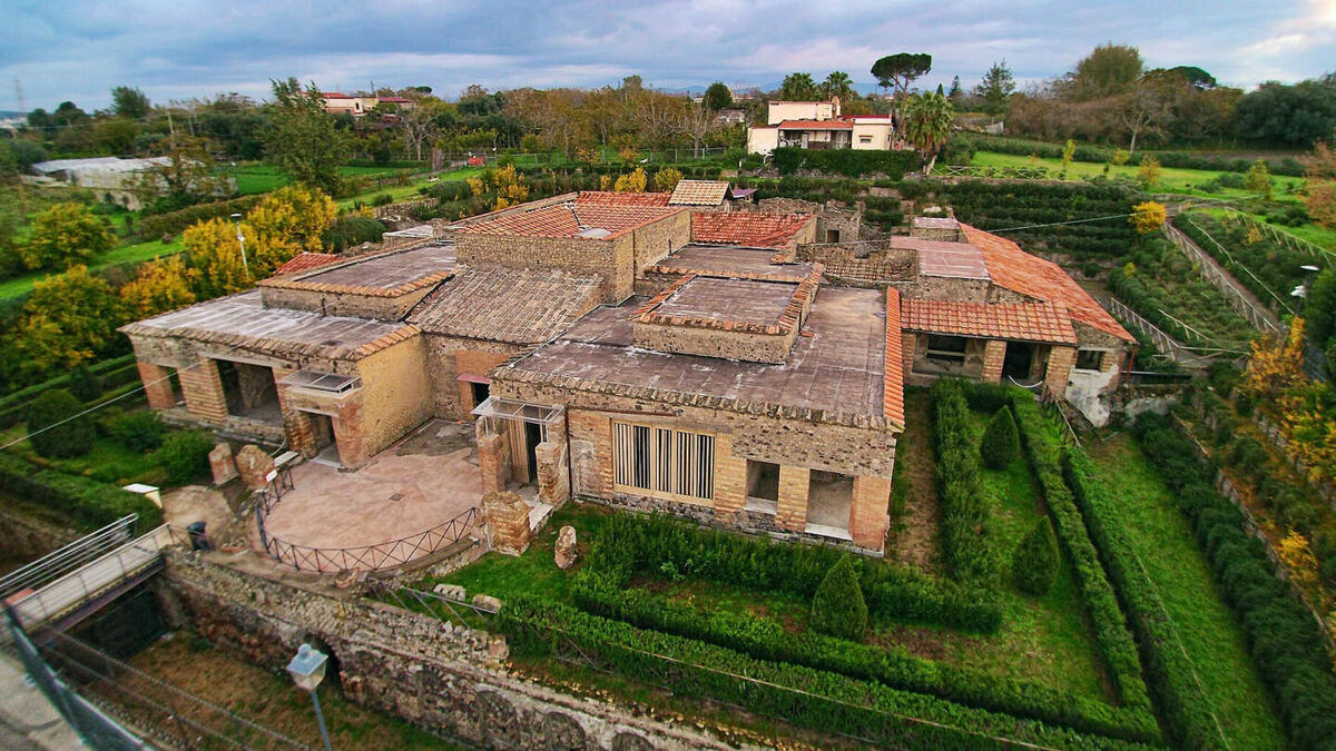     Фото: Wikimedia.com У входа в легендарную виллу Мистерий в Помпеях археологи обнаружили новый необычный артефакт.