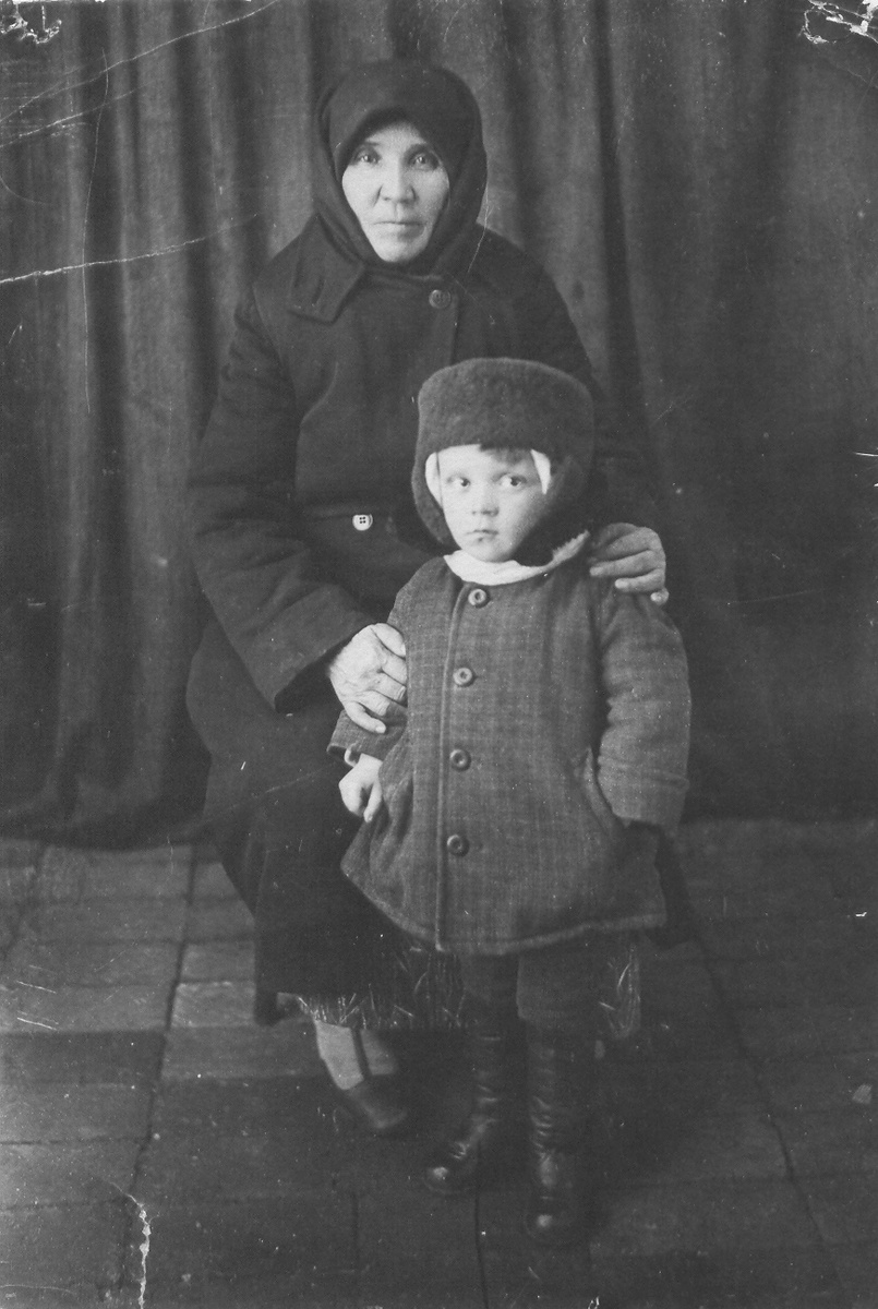 Анастасия Даниловна Шолохова с внуком Мишей. [1939]