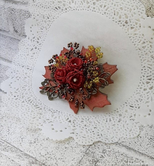 Брошь из фоамирана и бисера