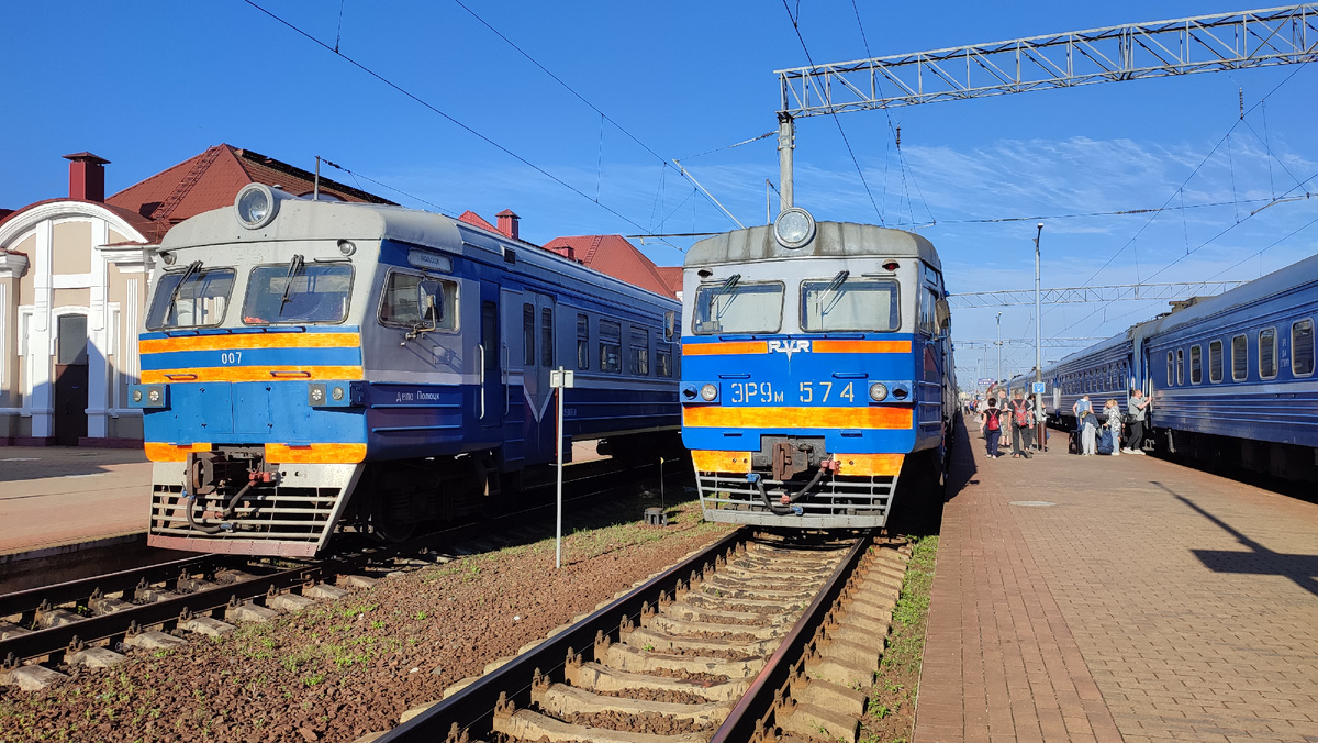 В России такого вы не увидите. На фото: ДРБ1 - дизельный тяни-толкай, сделанный из одной секции 2М62У и 5 вагонов от ДР1А; синяя (!) ЭР9М и синие вагоны поезда Минск - Гродно.