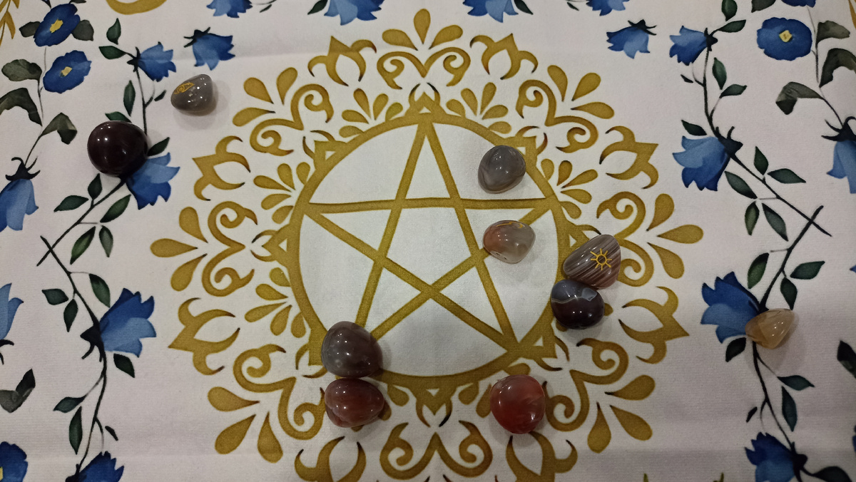 Рунический расклад на Викканских рунах на тему: Что Вас ждёт в ближайшем будущем?