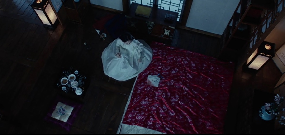 Здесь даже вещи могут предавать. То, что ты думаешь посланием от друга, может быть предупреждением врага, а память о матери - клятвой верности любовнику