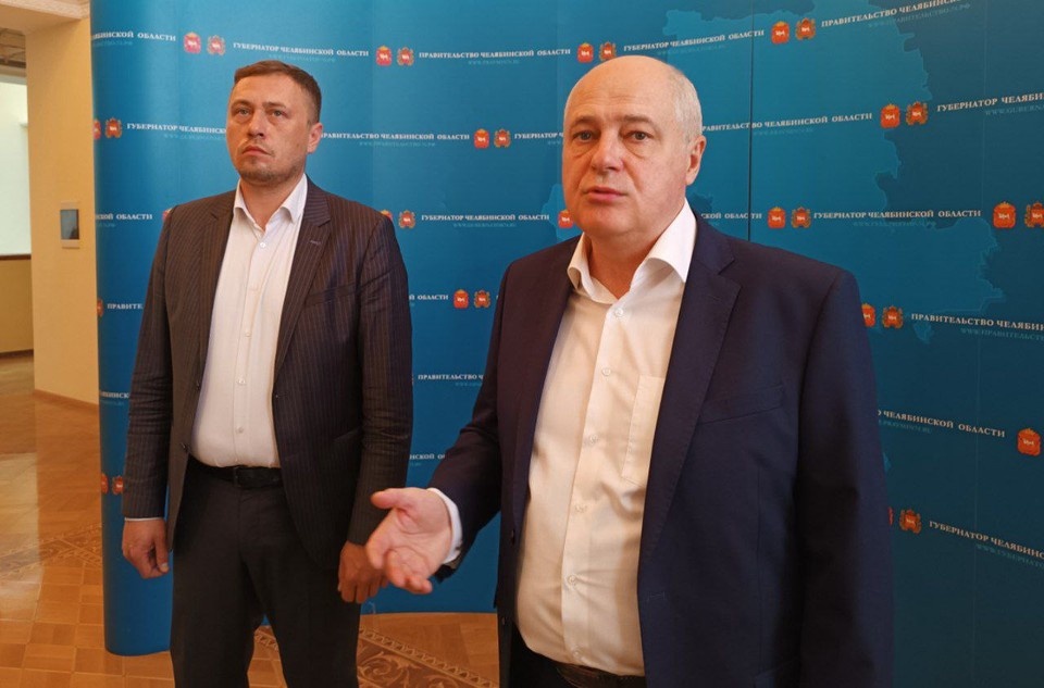    Глава областного Миндортранса Андрей Ксензов (справа). Павел ПОНОМАРЕНКО