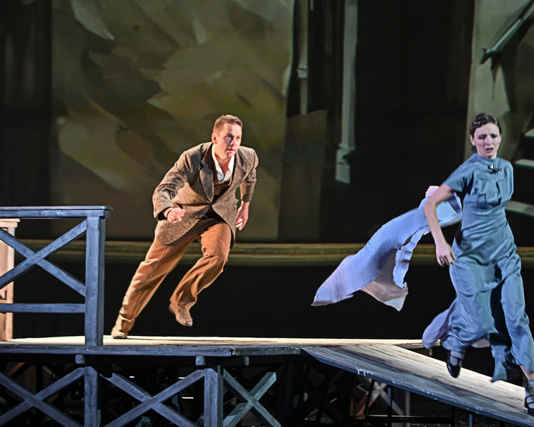     В Курске московские гости представили свою версию «Дамы с собачкой» по Чехову