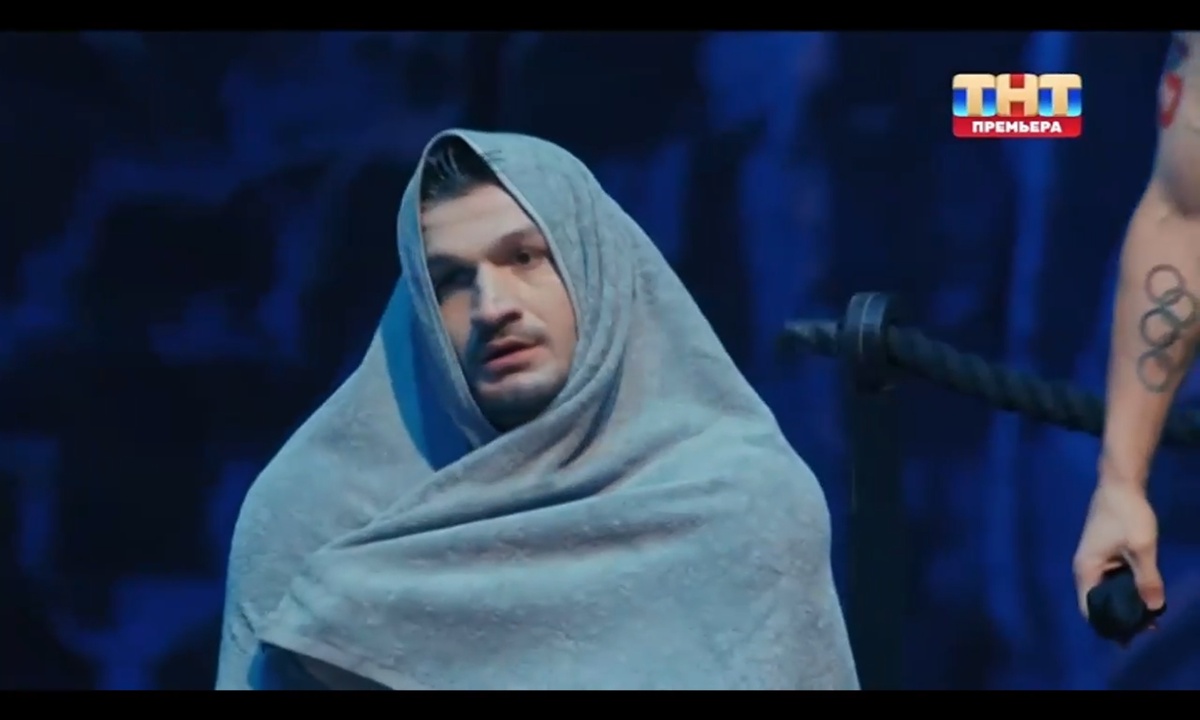 Торнике после купания в холодной воде бассейна, теплолюбивый человек, холодно бррр))