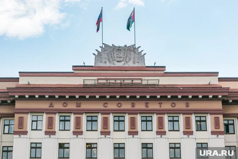 Нефтяные портреты получили председатель Тюменской областной думы Сайфитдинов и Вице-спикер Шевчик. Фото: Денис Моргунов © URA.RU