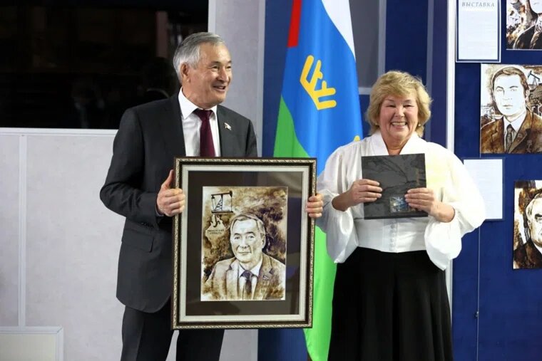 Фуат Сайфитдинов с личным портретом. Фото: telegram-канал Лариса Дмитриевна Цупикова