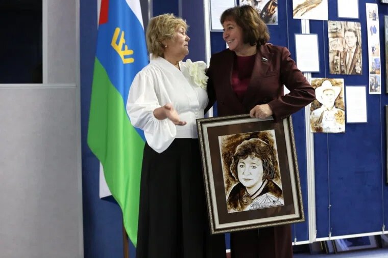 Наталья Шевчик с личным портретом. Фото: telegram-канал Лариса Дмитриевна Цупикова