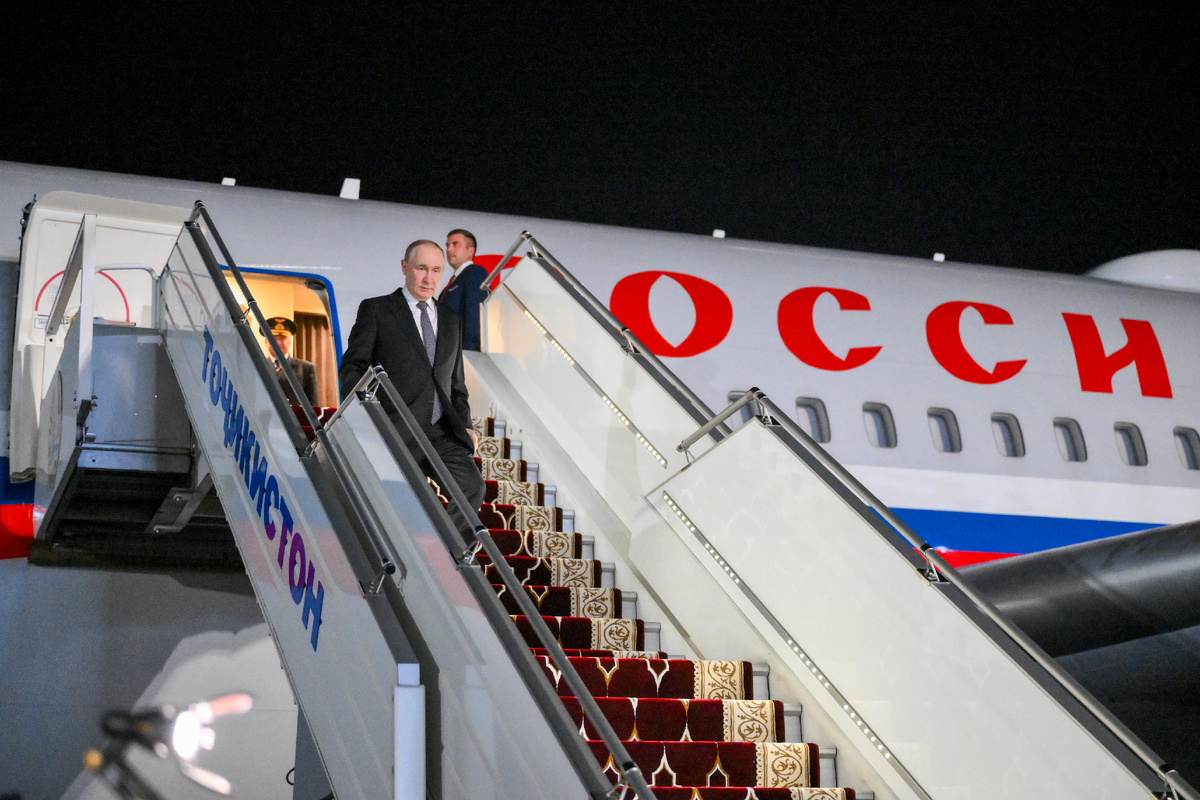 Григорий Сысоев/POOL/ТАСС. Президент РФ Владимир Путин спускается по трапу самолёта, архивное фото.