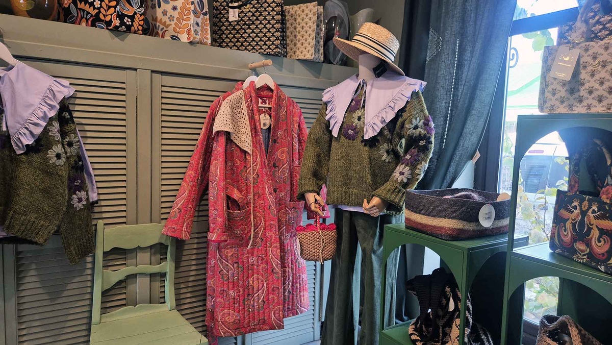 В пространстве "Сельская жизнь" туристам предлагают одежду, домашний текстиль, косметику, предметы интерьера в стиле русской деревни