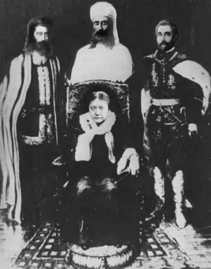 Махатмы Гималайского Братства и Е.П. Блаватская. Слева на право: Учитель Кут Хуми, Учитель Мория, Учитель Рокоци. 