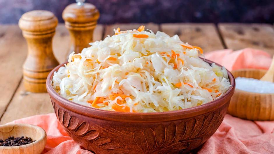 Квашеная капуста как у бабушки: 5 лучших рецептов, которые покорят всю семью