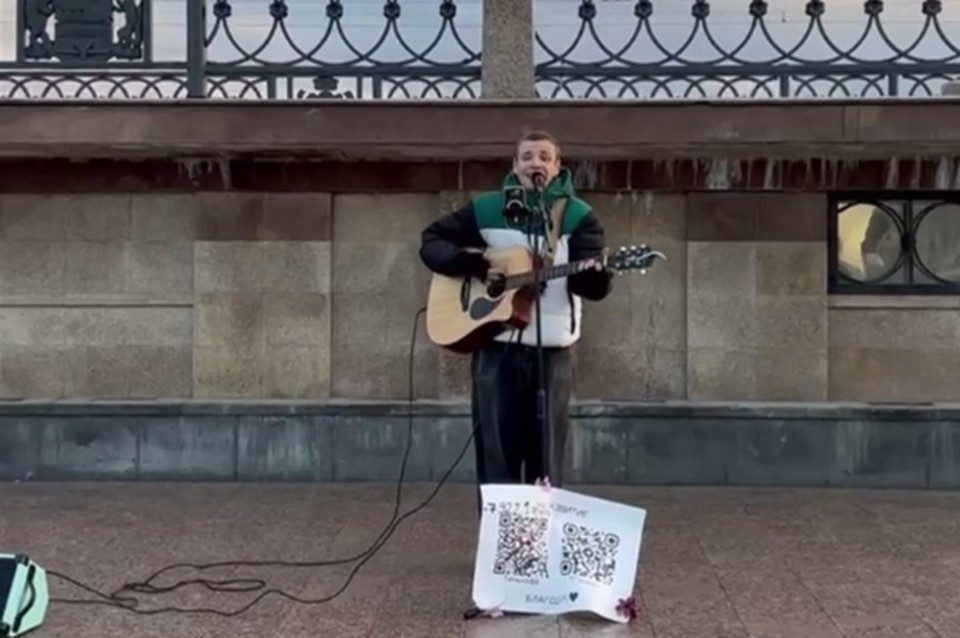    Уличного музыканта задержали в Екатеринбурге. Фото: скриншот видео из социальных сетей певца