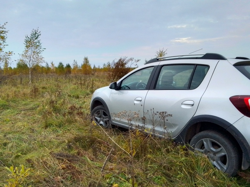 После дождей по размытой грунтовой дороге ехать опасно, по траве хорошо.