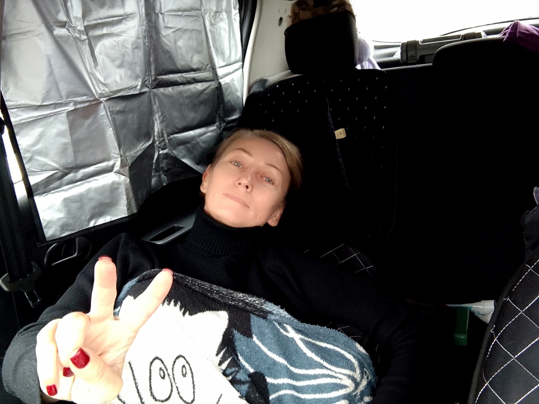 Удобно, вмещаюсь вполне (извините, без макияжа).